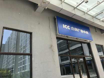 记者走访发现，合创产业中心项目D一期存在外墙电线裸露的情况。摄影/詹方歌